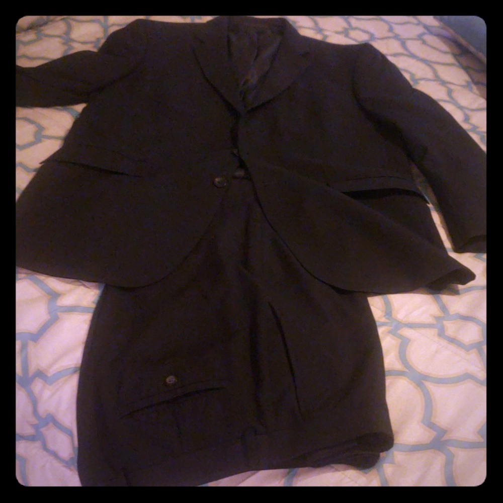 Full kenneth cole suit. Only wear twice. Size 43L.